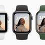 Egymás mellett az Apple Watch 3, a Watch SE és a Watch 7. Utóbbi a legnagyobb kijelzővel rendelkezik.
