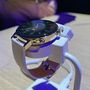 A Huawei Watch GT 3 kisebb méretű verziója. Oldalán a forgó korona segít az óra rendszerében történő navigálásban. Ilyen megoldást használ az Apple Watch is.