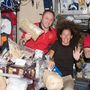 A 2008-as karácsonyi vacsora az ISS-en. Az Expedition-18 tagjai a képen, balra E. Michael Fincke, Sandra H. Magnus, és Jurij Valentyinovics Loncsakov. A karácsonyi vacsorára gyakran kapnak az űrhajósok a földihez hasonló ételeket, például pulykát.