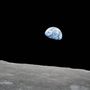 A világhírű Földkelte fényképe, melyet az Apollo-8-ról készítettek 1968. december 24-én.