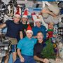 Tíz évvel ezelőtt, 2011-ben ilyen volt a karácsony az ISS-en. A karácsonyi fotóhoz (balról jobbra) Donald R. Pettit, Anatolij Alekszejevics Ivanyisin, Oleg D. Kononyenko, André Kuipers, Daniel C. Burbank és Anton Ny. Skaplerov pózolnak.