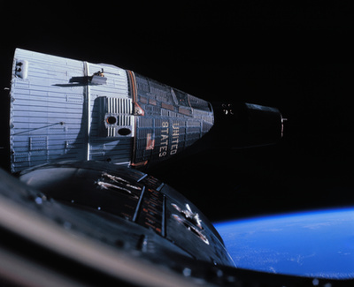 Tíz évvel később, 2011-ben véget ért az űrsiklóprogram. Az űrállomás addigra így nézett ki, a képet az Endeavour űrsikló utolsó repülésén készítette a legénység, miután elindultak az állomásról vissza a bolygóra.