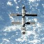 2000. szeptember 18-án még így nézett ki a Nemzetközi Űrállomás. Miután az Atlantis űrsikló lecsatlakozott róla, Scott D. Altman pilóta irányításával az Atlantis 90 percig az űrállomás körül keringett, hogy minden irányból sikerüljön kellő mennyiségű és minőségű fényképet készíteni az ISS-ről. Az ISS-t az asztronauták és a kozmonauták úgy hagyták ott az Atlantis fedélzetén, hogy az készen várja az első expedíció tagjait.