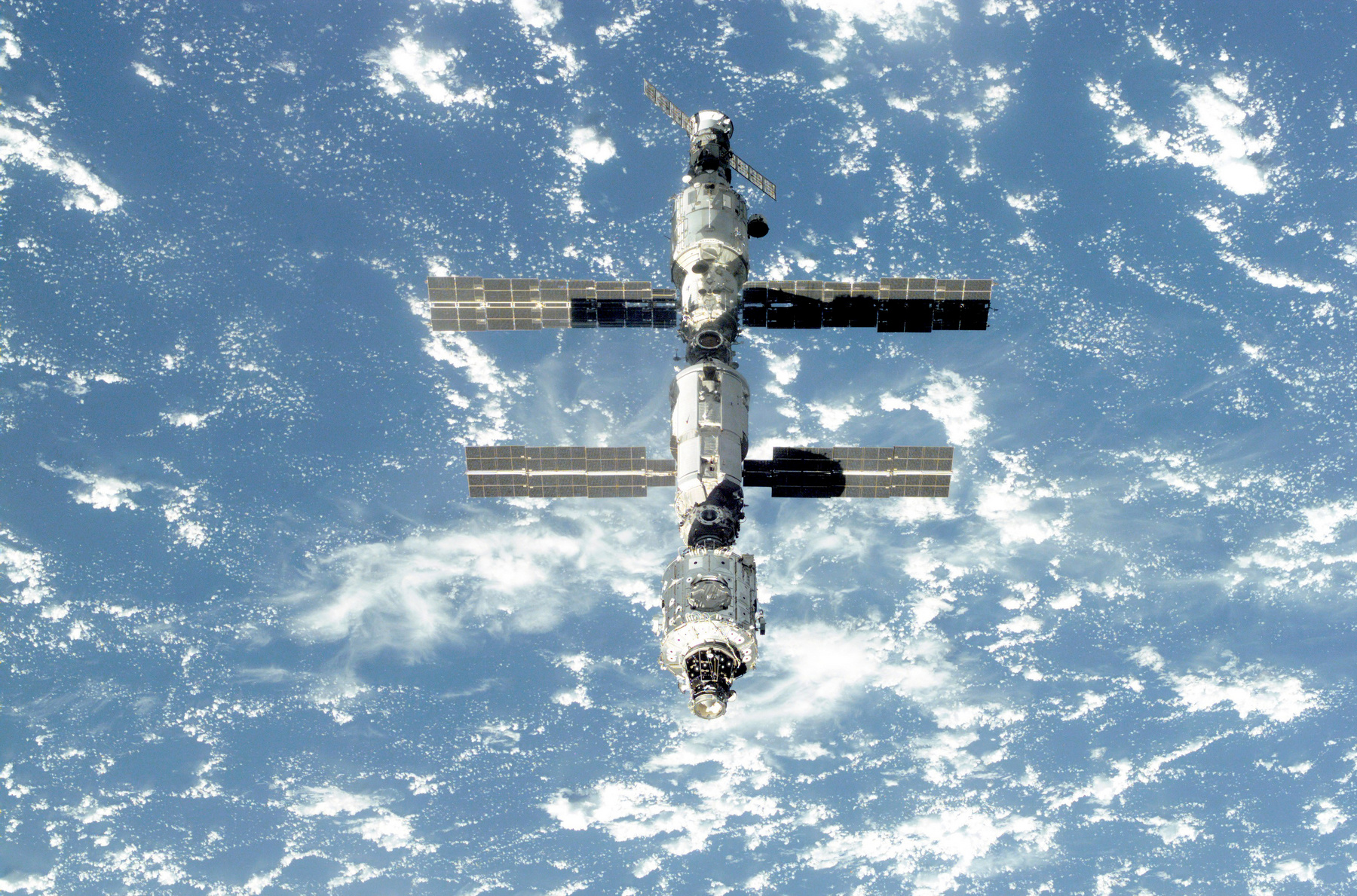 Tíz évvel később, 2011-ben véget ért az űrsiklóprogram. Az űrállomás addigra így nézett ki, a képet az Endeavour űrsikló utolsó repülésén készítette a legénység, miután elindultak az állomásról vissza a bolygóra.