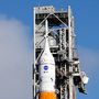 A 98 méter magas Space Launch System (SLS) hordozórakéta és a tetején lévő Orion űrszonda 2022. november 13-án