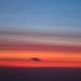 Repülőgépről készült alkonyi felvétel, amelyen megfigyelhetőek a sztratoszférában lévő vulkáni felhő sávjai (Berkó Emese, június 29.)