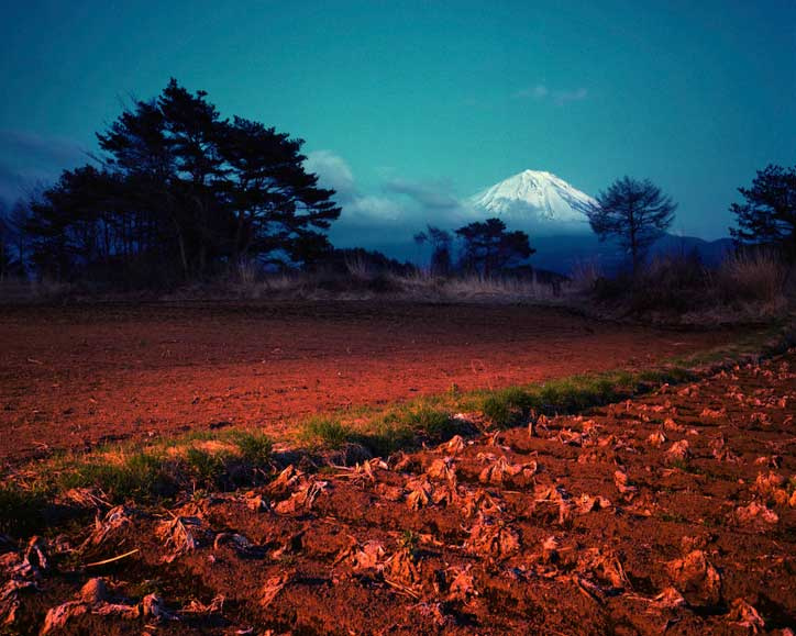 Christopher Steele-Perkins az utóbbi évtizedet a Fudzsijamánál töltötte, sorozatának témája a hegy és a modern környezet disszonanciája.
