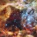 Gáz- és porfelhők, valamint egy csillaghalmaz kaotikus egyvelege a Tarantula-ködben a Hubble Űrtávcső felvételén.