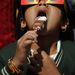 Egy indiai kislány védőszemüvegen át nézi a részleges napfogyatkozást a dél-indiai Bangalor planetáriumában.