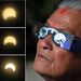 Kombókép a részleges napfogyatkozás három fázisáról Katmandu (Nepál) felett, valamint egy férfiről, aki védőszemüvegen át nézi a csillagászati jelenséget.