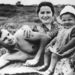 Gagarin feleségével, Valentyinával és kislányával Jelenával a strandon, 1960-ban.