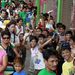 A tömeges körülmetélés Guinness-rekordkísérletében részt vevő Fülöp-szigeti fiúk integetnek jókedvűen a beavatkozás előtt a Manilától keletre fekvő Marikinában 2011. május 7-én. 