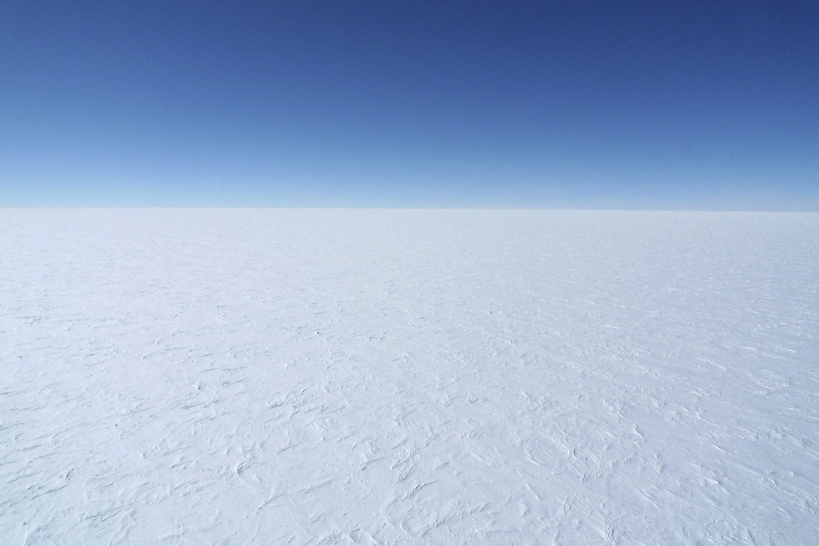 A radarkép drámai változatosságot mutat a sima jégfelszín alatt