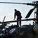 A műszaki személyzet tagja egy Kamov Ka-52 orosz harci helikopter tetején