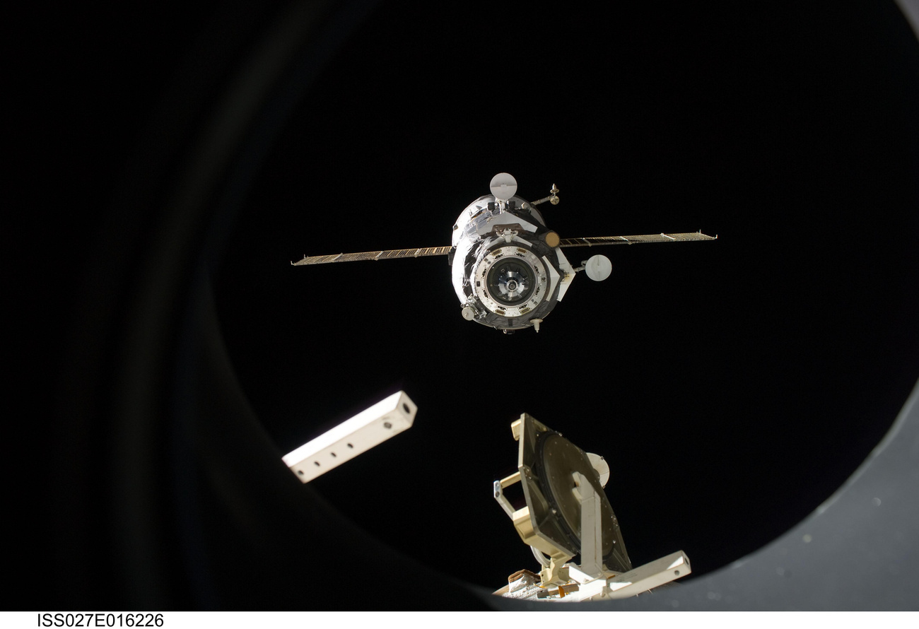 2011. szeptember 17-i felvétel a Déli fényről. A képen a Szojuz űrhajó (balra elől) és a Progress 42 (jobbra hátul) látható.