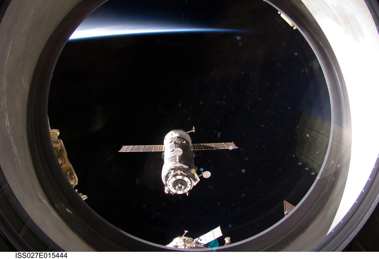 2011. szeptember 17-i felvétel a Déli fényről. A képen a Szojuz űrhajó (balra elől) és a Progress 42 (jobbra hátul) látható.