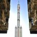 2011. október 26. A Hosszú Menetelés II-F rakéta a Sencsou-8 (Shenzhou-8) űrhajóval kigördül az összeszerelő-csarnokból.