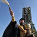 Egy orosz ortodox lelkész megáldja az indítóálláson várakozó rakétát.