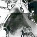 Negyvenöt évvel ezelőtt, 1967. január 27-én történt az amerikai űrkutatás első nagy tragédiája: az Apollo-program első emberes próbarepülésére készülő legénysége egy hónappal a tervezett start előtt egy gyakorlat során bennégett a parancsnoki modul kapszulájában. A képen az Apollo űrhajó parancsnoki modulja látható a tragédia másnapján, borításán a tűz nyomaival.