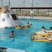 1966. június 1. Visszatérési gyakorlat medencében az Apollo-204 kapszula lemezmodelljével.