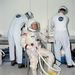 1966. Grissom szkafandert próbál a Kennedy űrközpontban, két technikus segít neki a felszerelés felöltésében.