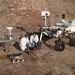 Két teszt eszköz és a már küldetésen lévő eszközök másolatai (szaknyelven flight spare)
a NASA marsjáróinak három generációját képviselik. Elől középen a Sojourner, az első marsautó, ami 1997-ben landolt a Marson. Jobboldalt pedig az új Curiosity.