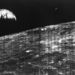 1966. augusztus 23-án készült az első olyan fotó a Holdról, amin a Föld is szerepel. A NASA Lunar Orbiter holdszondája ekkor a 16. kört tette meg a Hold körül és épp a túloldalon járt.