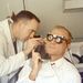 1962. Egy orvos Glenn egyensúlyi szerveit vizsgálja: hűvös vizet folyat a fülébe és a szem mozgásának változásait méri közben.
