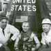 1962. január 24.  T.J. O'Malley (balra) a  General Dynamics tesztfőnöke, Glenn, és Paul Donnelly, a NASA egyik igazgatóhelyettese a Mercury kapszula előtt.