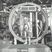 1961. Glenn szkafanderes magassági kamrás tesztre készül.

