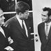 1962. március 5. Az amerikai-szovet űrverseny egy békés pillanat: John Glenn, Kennedy elnök és German Tyitov a Fehér Házban. A 25 éves szovjet kozmonauta a Vosztok-2 űrrepülés beszámolóját vitte Washingtonba, az Űrkutatási Tanácsnak.

