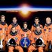 Glenn 36 évvel később, 1998. október 29-én visszatért az űrbe. Az STS-95-ös űrsiklóküldetés rakományspecialistájaként a Discovery fedélzetén repülhetett újra az űrbe. A képen a legénység (fentről, balról): Pedro Duque, Curtis Brown, Chiaki Nauto-Mukai, John Glenn, Stephen Robinson, Steven Lindsey és Scott Parazynski. 
