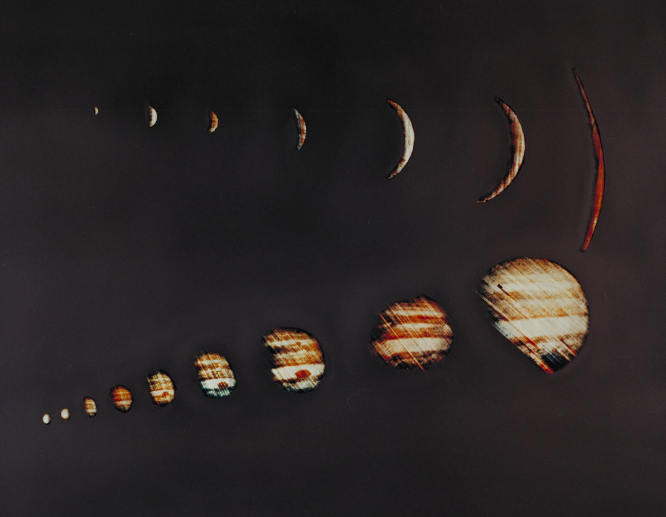 Fotót készített a Jupiter két holdjairól is, az Európáról és a Ganümédészről (ez utóbbi a képen).