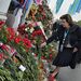 2011. szeptember 9. Tyereskova virágot helyez el a HC Lokomotív stadionjánál a jégkorongcsapat tragédiája után.