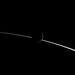 A hold halványan látható a Szaturnusz fényes része előtt 