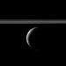 A Szaturnusz gyűrűrendszere és az Enceladus. A képen a hold déli sarkkörének vízgőzből, jégből és szerves anyagokból álló, gejzírszerű kitörései is láthatók.