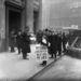 Egy rikkancs az Evening News Titanic pusztulása utáni számát árulja a White Star Line londoni irodája előtt.