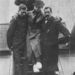 A Carpathia legénységének két tagja segít a Titanic rádiókezelőjének, Harold Bride-nak partra szállni. Bride adta le az SOS szignált.