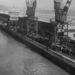 Tömeg az óceánjárónak épített southamptoni dokknál a Titanic fedélzetéről fényképezve.