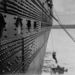 Egy feketekereskedő száll le a Queenstownban dokkoló Titanicról.