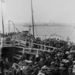 Bevándorlók szállnak fel a Titanicra az írországi Queenstownban 1912. április 11-én.