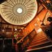 A Titanic rekonstruált, díszes lépcsőháza a szingapúri Marina Bay Sands ArtScience múzeumban.