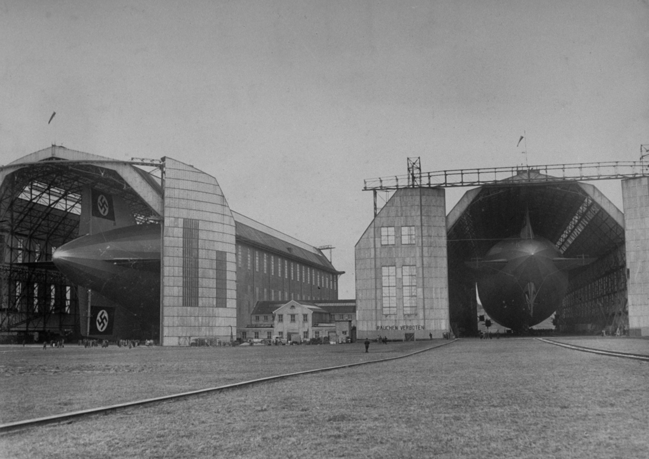 Az áldozatok koporsói várakoznak a New York-i kikötőben szállításra várva. -  Az új zászlóshajó, az LZ 130 1938-ban készült el, és az LZ131 - melyet nagyobbra terveztek a Hindenburgnál - építését is megkezdték, de soha nem fejezték be.  A világháború előtt az LZ130-at még rádiófelderítésre használták Anglia partjai mentén, de a háború kitörése után a Luftwaffe tulajdonában lévő léghajókat a frankfurti zeppelin-hangárba szállították, 1940-ben Göring parancsára szétszerelték, és a kinyert alumíniumot a hadiipar használta fel.