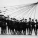 Berlini rendőrök segítik a léghajó landolását - Összesen 49 618 kilométert tett meg a Graf Zeppelin.
