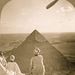 A  Graf Zeppelin az egyiptomi piramisok felett. 