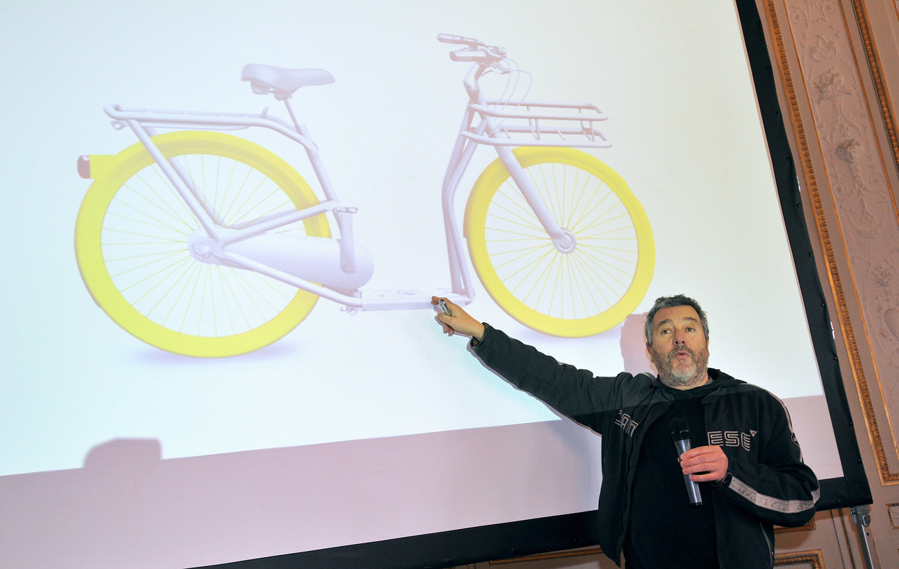 Philippe Starck tervezte az új bordeaux-io közbicikliket, amik a kerékpár és a roller tulajdonságait ötvözik.