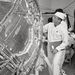 1962. március 6. Scott Carpenter űrhajója, az Aurora 7 hőpajzsának méhsejt kialakítású részét vizsgálja.