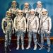 Hivatalos NASA csoportkép a hét Mercury-űrhajósról.A NASA 1958. október 1-jén jött létre elődjéből, a NACA-ból (Nemzeti Repülésügyi Tanácsadó Testület), az első űrprogramot hat napra rá, 1958. október 7-én hirdették meg, a hét űrhajóst pedig 1959. április 9-én mutatták be a nagyközönségnek. A képen menő ezüst színű űrruhában: első sor Walter Schirra, Deke Slayton, John Glenn és Scott Carpenter; hátul Alan Shepard, Gus Grissom és Gordon Cooper.