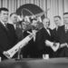 1959. pózolás rakétával és Mercury űrkapszulával. Balról jobbra: Wally Schirra, Alan B. Shepard, Virgil Grissom, Deke Slayton, John Glenn, Scott Carpenter és Gordon Cooper.