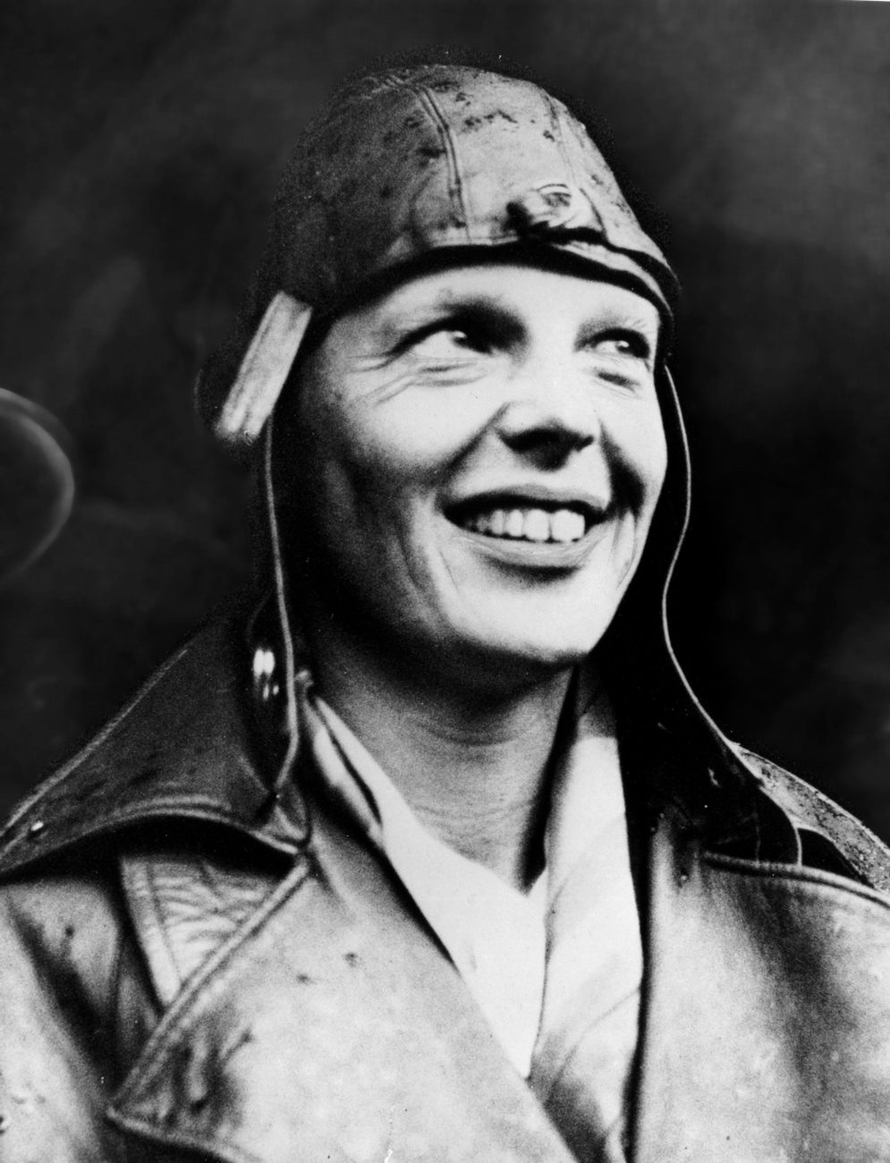 Earhart 1937. július 2-án helyi idő szerint 7 óra 42 perckor küldte az utolsó üzenetet a levegőből. Az  üzenetben szereplő koordináták valószínűleg tévesek voltak, és nem a Howland-sziget, hanem a Gardner-sziget (mai nevén Nikumaroro) felé tartottak. A TIGHAR kutatói szerint a kényszerleszállást túlélők addig küldhették a rádiójeleket, amíg az ár le nem mosta a zátonyról a repülőgépet és utasait. Mindez az előtt történhetett, hogy az amerikai haditengerészet gépei átfésülték a terepet.